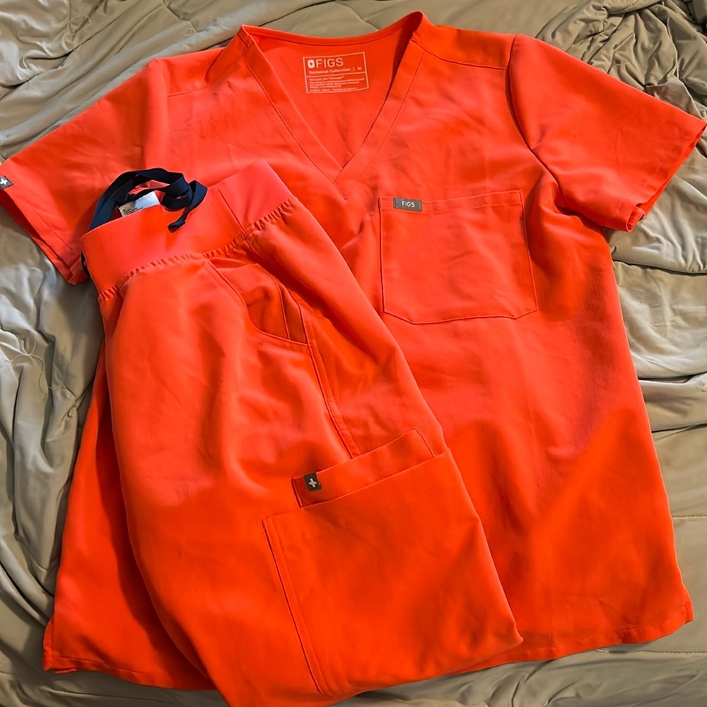 Figs firey coral scrub set